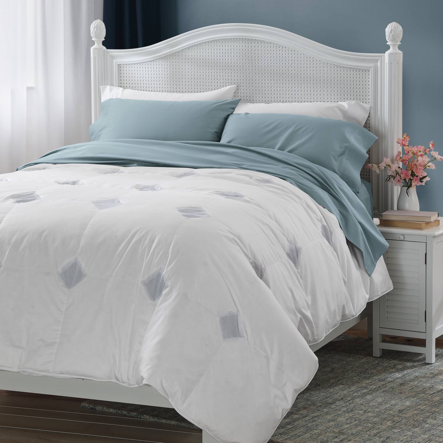 Summer Weight Temperature-Regulated Down Comforters – 700 Fill